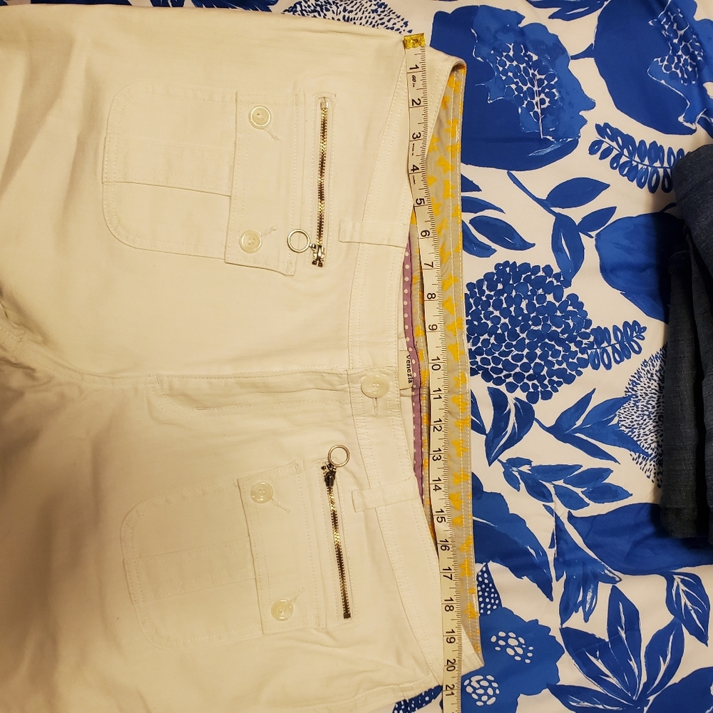 White Bermuda Shorts, size 20. - Picture 4 of 4